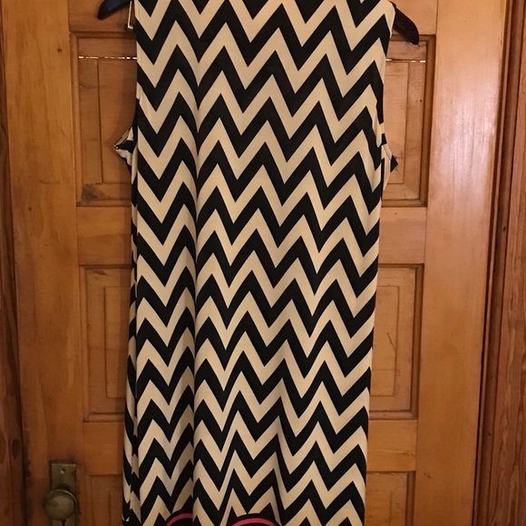 ‼️‼️SOLD‼️‼️Woman’s Sleeveless Dress - Picture 4 of 6